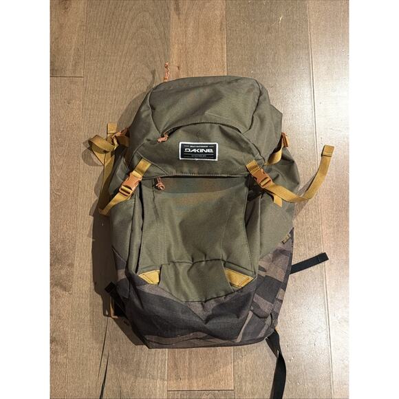 Dakine Canyon Backpack 28L Field Camo Mens Daypack Hiking Travel Bag - Picture 1 of 10